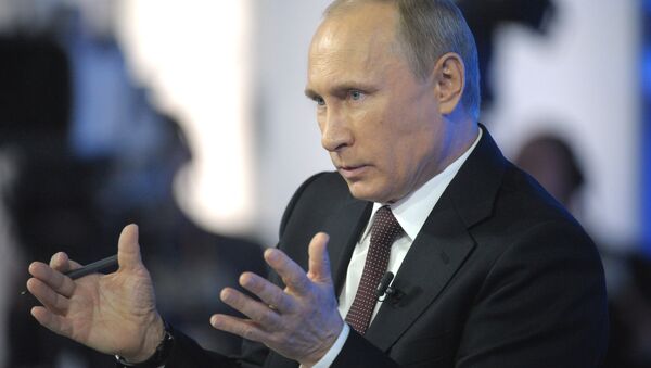 Президент России Владимир Путин отвечает на вопросы россиян в ежегодной специальной программе Прямая линия с Владимиром Путиным. 17 апреля 2014
