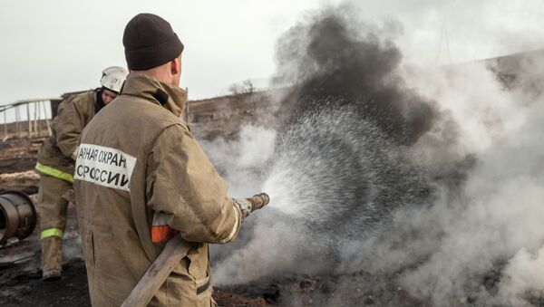 Сотрудники МЧС России тушат пожары в Хакасии. Архивное фото
