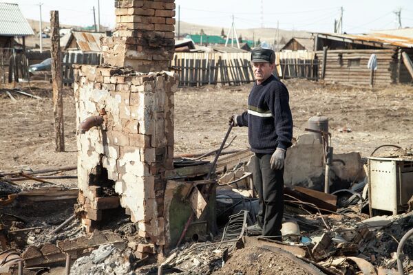 Житель наиболее пострадавшего поселка Шира Республики Хакасия участвует в ликвидации последствий пожара
