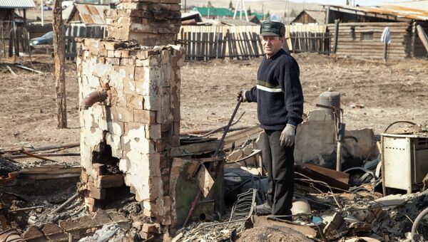 Житель наиболее пострадавшего поселка Шира Республики Хакасия участвует в ликвидации последствий пожара