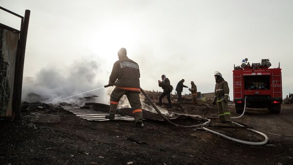Сотрудники МЧС России тушат пожар. Архивное фото
