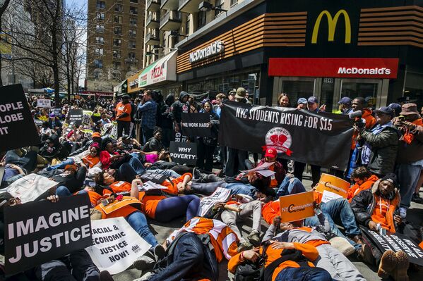 Протест работников сферы фастфуд в США