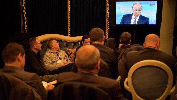Журналисты смотрят трансляцию ежегодной программы Прямая линия с Владимиром Путиным