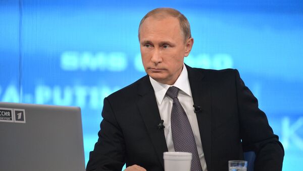 Президент России Владимир Путин отвечает на вопросы россиян в ежегодной специальной программе Прямая линия с Владимиром Путиным. Архивное фото