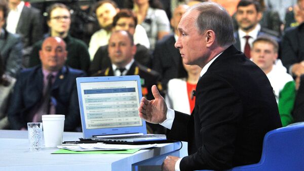 Президент России Владимир Путин в основной студии московского Гостиного двора во время ежегодной специальной программы Прямая линия с Владимиром Путиным