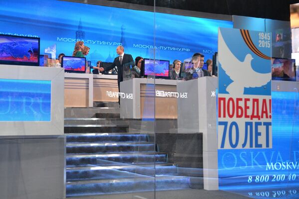 Президент России Владимир Путин (в центре) перед началом прямого эфира ежегодной специальной программы Прямая линия с Владимиром Путиным