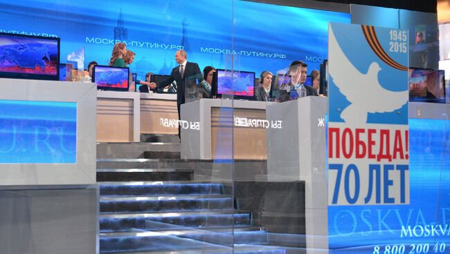 Президент России Владимир Путин (в центре) перед началом прямого эфира ежегодной специальной программы Прямая линия с Владимиром Путиным