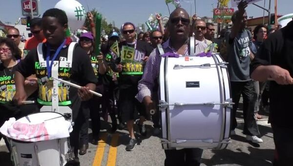 Работники фастфуда играли на барабанах во время забастовки в США