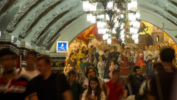 Пассажиры в вестибюле станции метро Киевская (Радиальная). Архивное фото