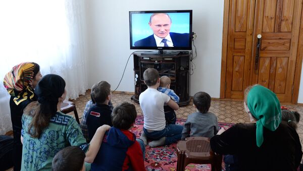 Многодетная семья из села Чири-Юрт в Чеченской республике смотрит трансляцию ежегодной специальной программы Прямая линия с Владимиром Путиным