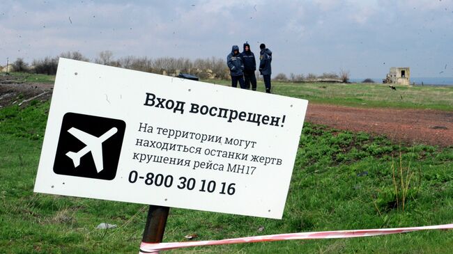 Табличка на месте крушения малайзийского самолета Boeing. Архивное фото