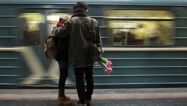 Молодые люди на платформе станции метро Рижская. Архивное фото