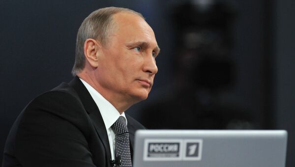 Президент России Владимир Путин отвечает на вопросы россиян в ежегодной специальной программе Прямая линия с Владимиром Путиным