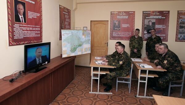 Военнослужащие разветотряда Русь ВВ МВД России смотрят трансляцию Прямой линии с Владимиром Путиным