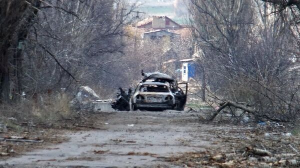 Обстреленный автомобиль с журналистами у населенного пункта Пески в пригороде Донецка. Архивное фото