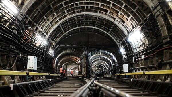 Сотрудники службы пути во время работ в одном из тоннелей московского метрополитена, архивное фото