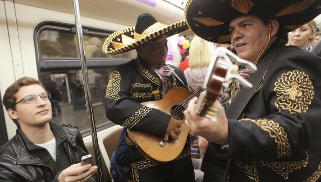 Посетители и музыканты на презентации новой экспозиции Октавио Пас. 100 лет со дня рождения в поезде Поэзия в метро на платформе станции Международная Посетители и музыканты на презентации новой экспозиции Октавио Пас. 100 лет со дня рождения в поезде Поэзия в метро на платформе станции Международная