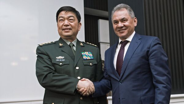 Министр обороны Китайской Народной Республики генерал-полковник Чан Ваньцюань (слева) и министр обороны РФ Сергей Шойгу. Архивное фото