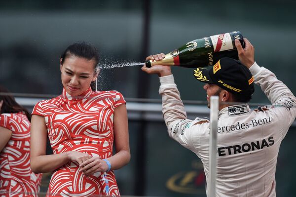 Британский гонщик команды Mercedes AMG Petronas F1 Льюис Хэмилтон празднует победу в гран-при F1 в Шанхае