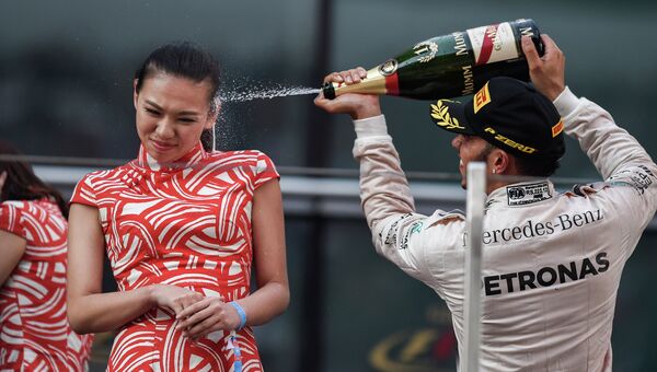 Британский гонщик команды Mercedes AMG Petronas F1 Льюис Хэмилтон празднует победу в гран-при F1 в Шанхае