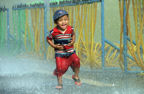 Мальчик на ежегодном фестивале воды в Янгоне, Мьянма