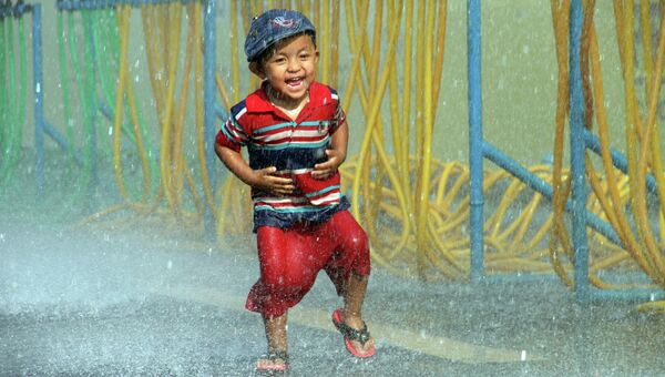 Мальчик на ежегодном фестивале воды в Янгоне, Мьянма. Архивное фото