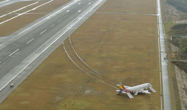 Самолет Asiana Airlines выехал за пределы взлетно-посадочной полосы после приземления в аэропорту Хиросимы, Япония
