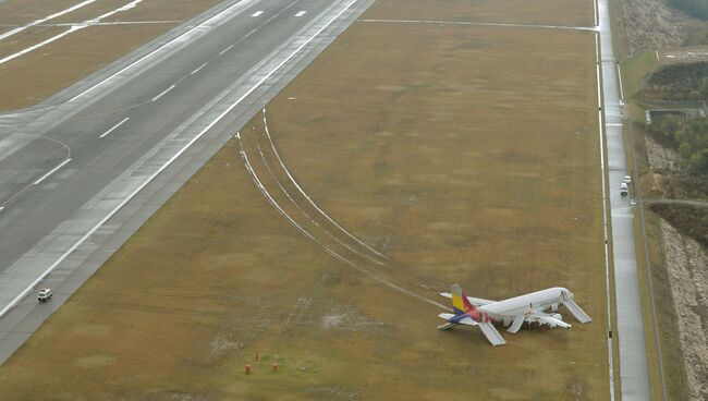 Самолет Asiana Airlines выехал за пределы взлетно-посадочной полосы после приземления в аэропорту Хиросимы, Япония