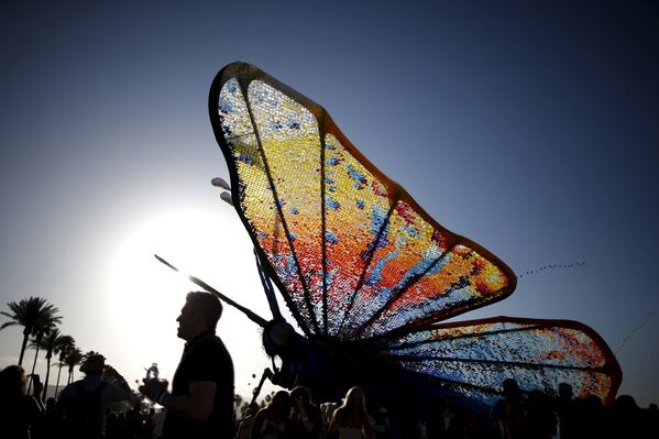 Инсталляция бабочки на Coachella Valley Music and Arts Festival в Калифорнии