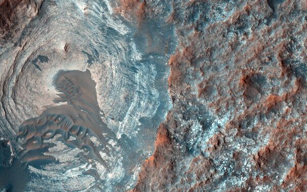 Круглая впадина на поверхности Марса