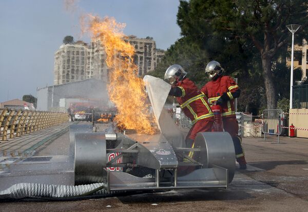 Пожарные во время подготовки к гонке Формула 1 Гран-при Монако