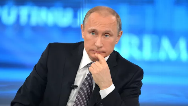 Президент России Владимир Путин в основной студии московского Гостиного двора во время ежегодной специальной программы Прямая линия с Владимиром Путиным