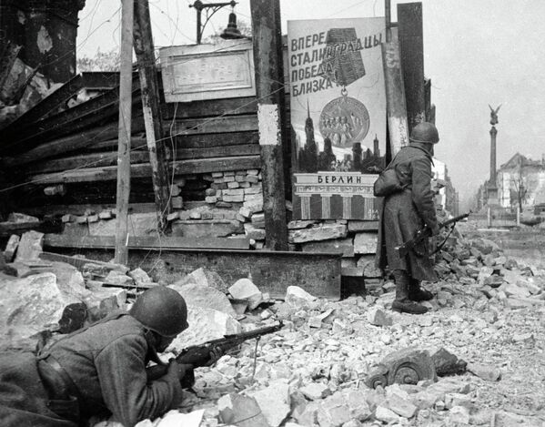 Советские войска ведут бой на улицах Берлина во время Великой Отечественной войны
