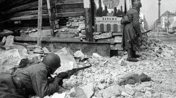 Советские войска ведут бой на улицах Берлина во время Великой Отечественной войны