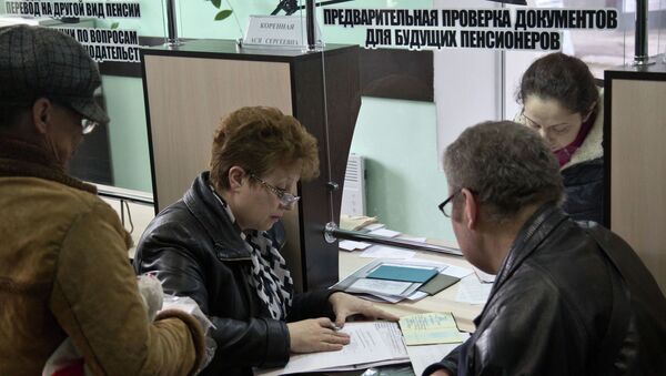 Жители Крыма заполняют документы в одном из отделений пенсионного фонда в Симферополе. Архивное фото