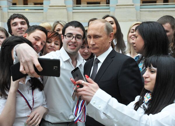 Президент России Владимир Путин с сотрудниками единого центра обработки сообщений