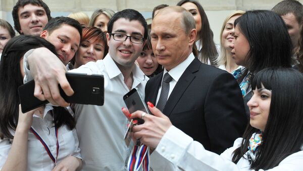Президент России Владимир Путин с сотрудниками единого центра обработки сообщений