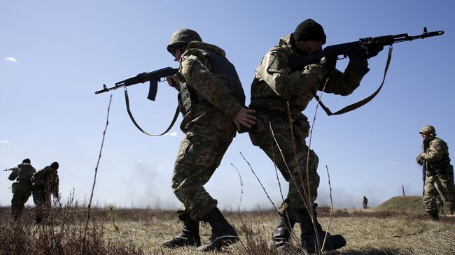 Украинские военные принимают участие в учениях под Киевом. 9 апреля 2015