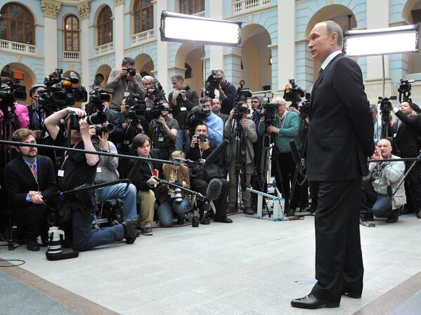 Президент России Владимир Путин отвечает на вопросы журналистов после окончания прямой линии