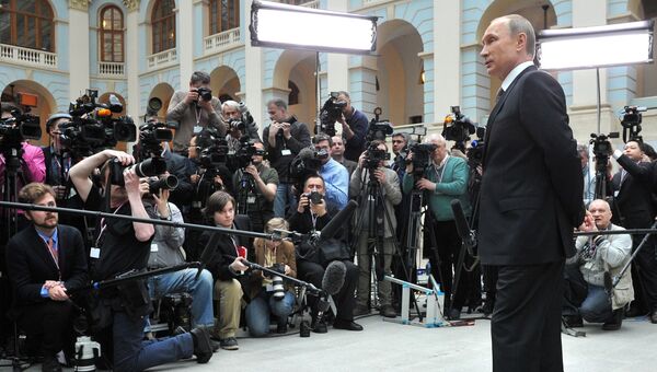 Президент России Владимир Путин отвечает на вопросы журналистов после окончания прямой линии
