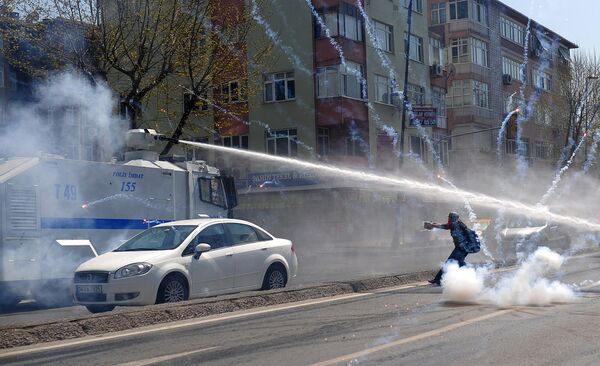 Турецкая полиция применила слезоточивый газ во время столкновений с протестующими в Стамбуле
