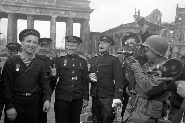 Советские моряки, герои штурма Берлина, позируют американскому военному корреспонденту