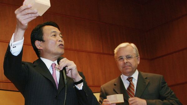 Министр иностранных дел Японии Таро Ассо и заместитель министра иностранных дел РФ Александр Лосюков (слева направо)