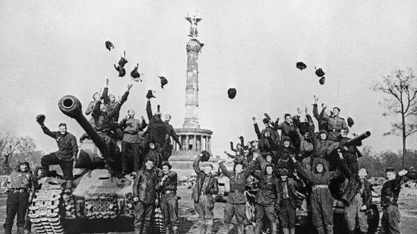 Советские танкисты в Берлине. Архивное фото