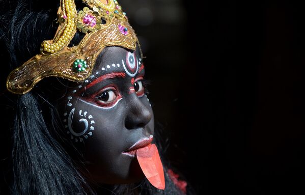 Индийская девочка во время индуистского фестиваля в Калькутте
