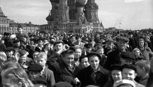 Народное гулянье на Красной площади в честь победы советского народа над фашистской Германией в Великой Отечественной войне. 9 мая 1945 года