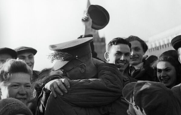На Красной площади в день окончания Великой Отечественной войны. Москва, 9 мая 1945 года