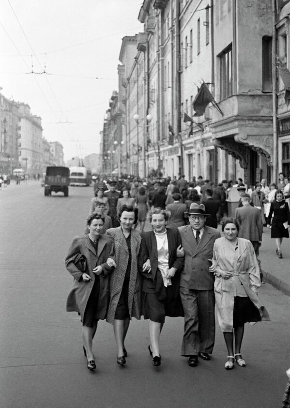Москвичи на улице Горького (Тверская). 9 мая 1945 года.