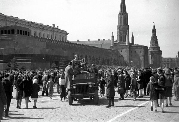 Приезд кинохроники на Красную площадь в День Победы 9 мая 1945 года
