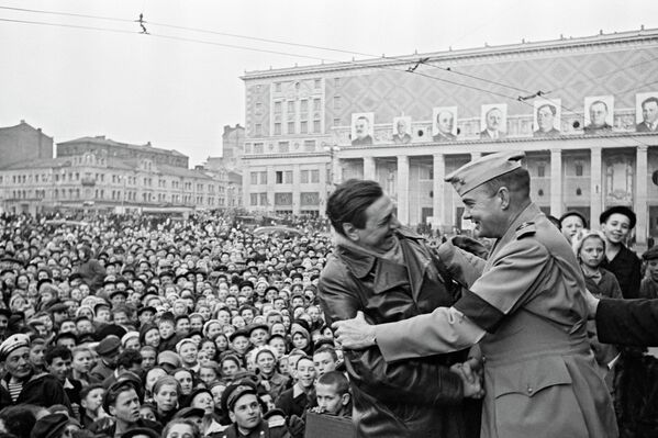 Встреча американских союзников на митинге в Москве на площади Маяковского 9 мая 1945